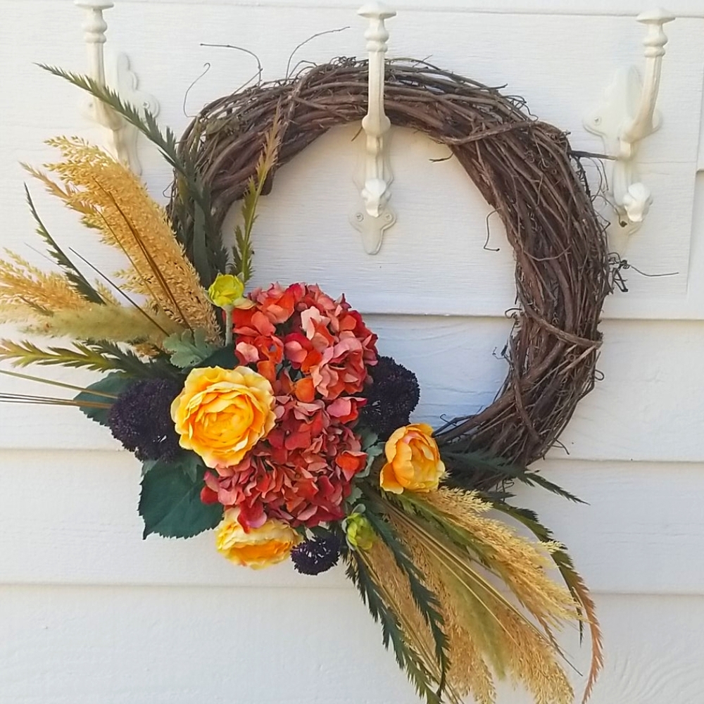 Beautifully designed and very realistic wreath!